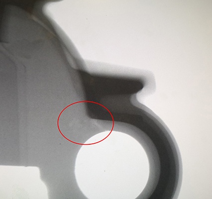 Bild 2: Die Röntgenuntersuchung bestätigt, was die Ingenieure vermuteten: Der Prototyp zeigt Porosität (hier rot markiert) und kommt für eine Serienproduktion nicht in Frage. 