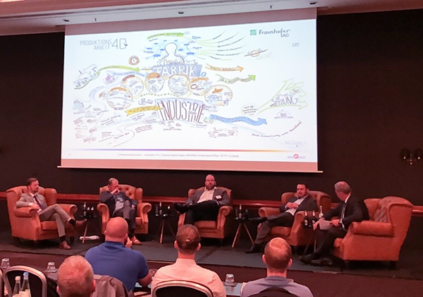 Die Podiumsdiskussion: Externe Gäste und MAGMA-Mitarbeiter sprechen unter anderem über das Thema Industrie 4.0. 